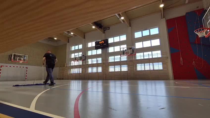 Czyszczenie podłogi sali sportowej